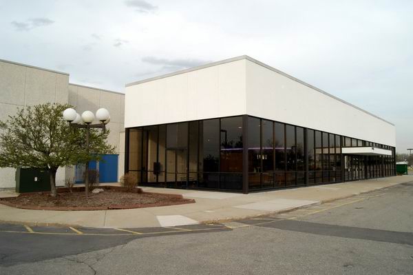 Showcase Cinemas Pontiac 6-12 - April 2003 (newer photo)